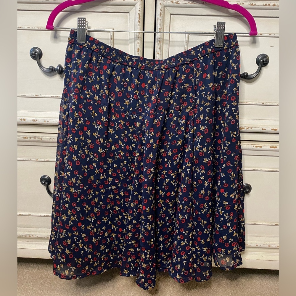Old Navy blue with red flowers mini skirt with stretchy waist band (M)